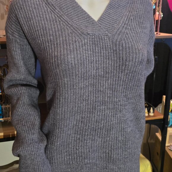 NWT Gray Cashmere V-neck Sweater Large - Picture 2 of 6